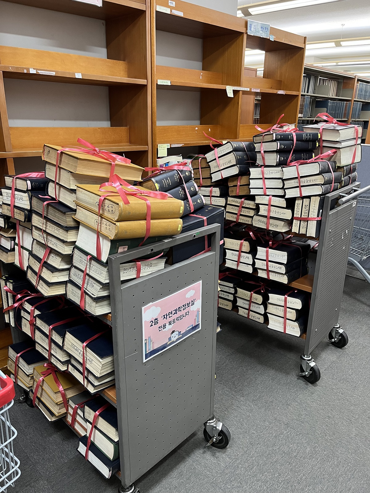 [보도] 작년 한 해만 5만 권 폐기, 과부하에 걸린 도서관